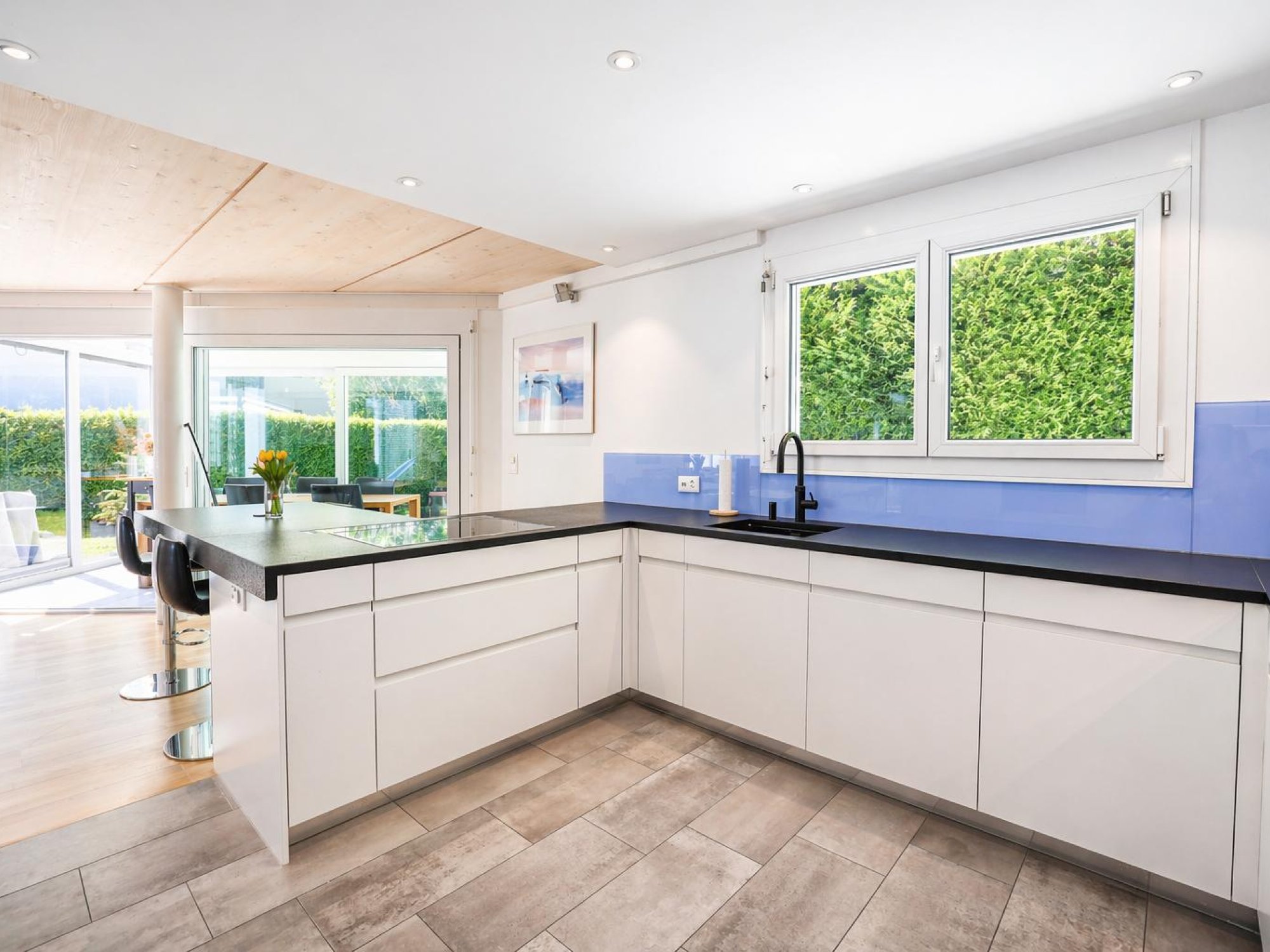 Offene moderne Küche mit Gartenausblick