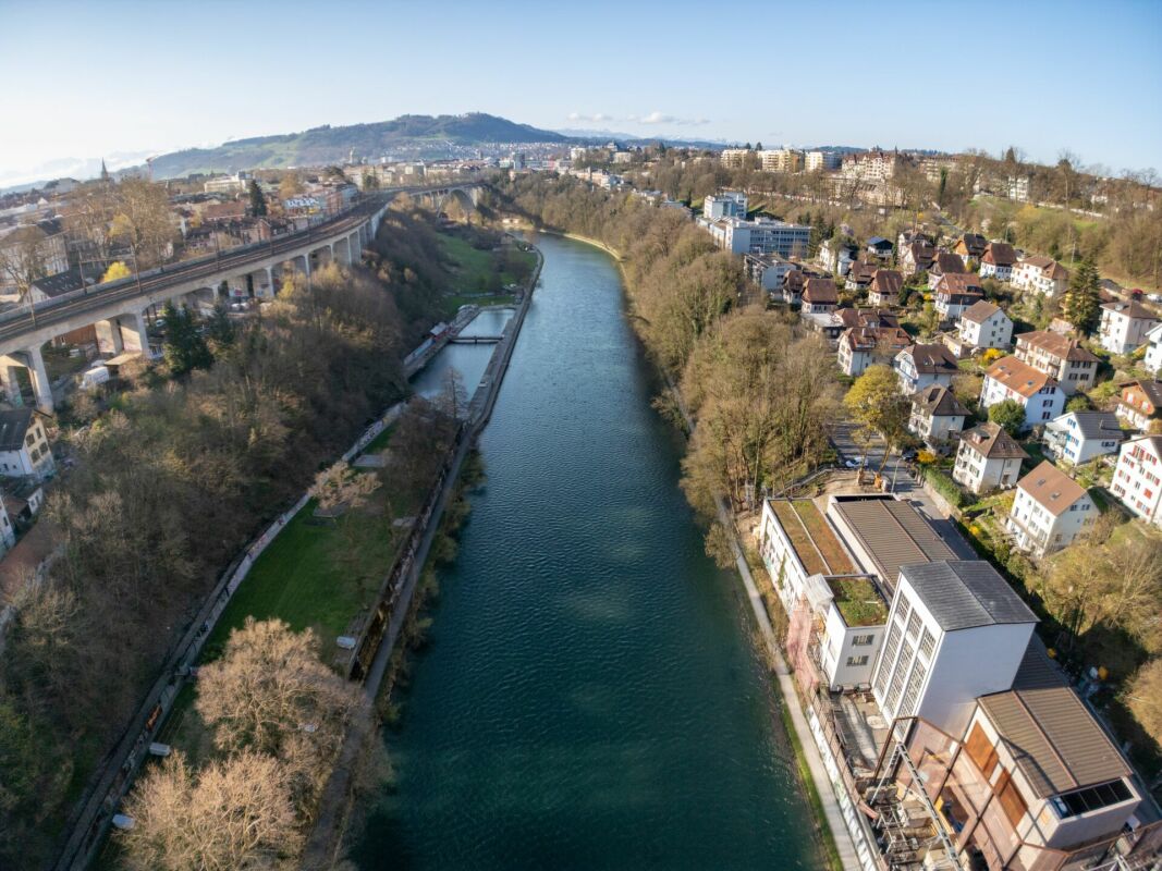 Fluss- und Stadtansicht aus der Luft