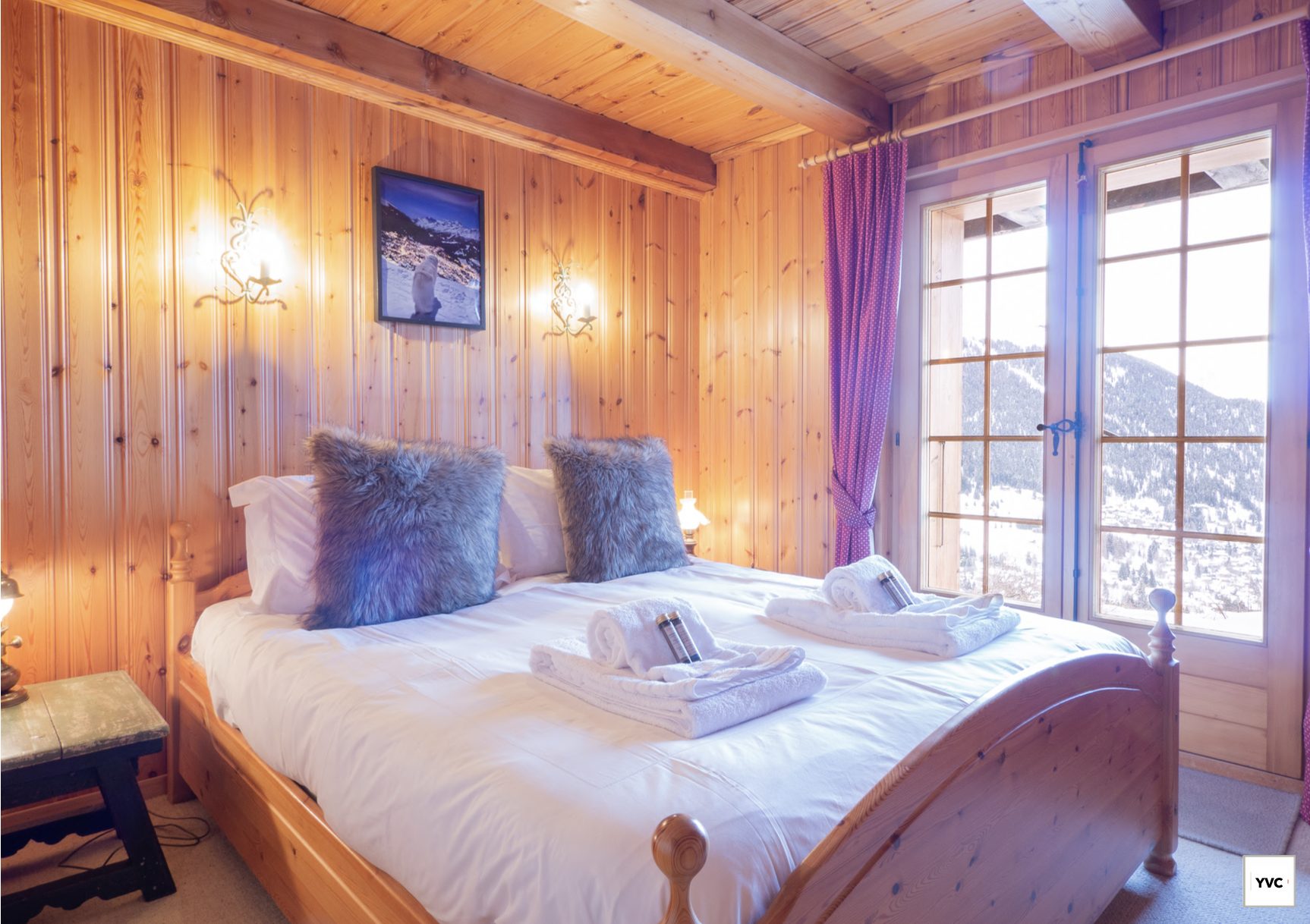 Gemütliches Schlafzimmer im Holzchalet mit Bergblick