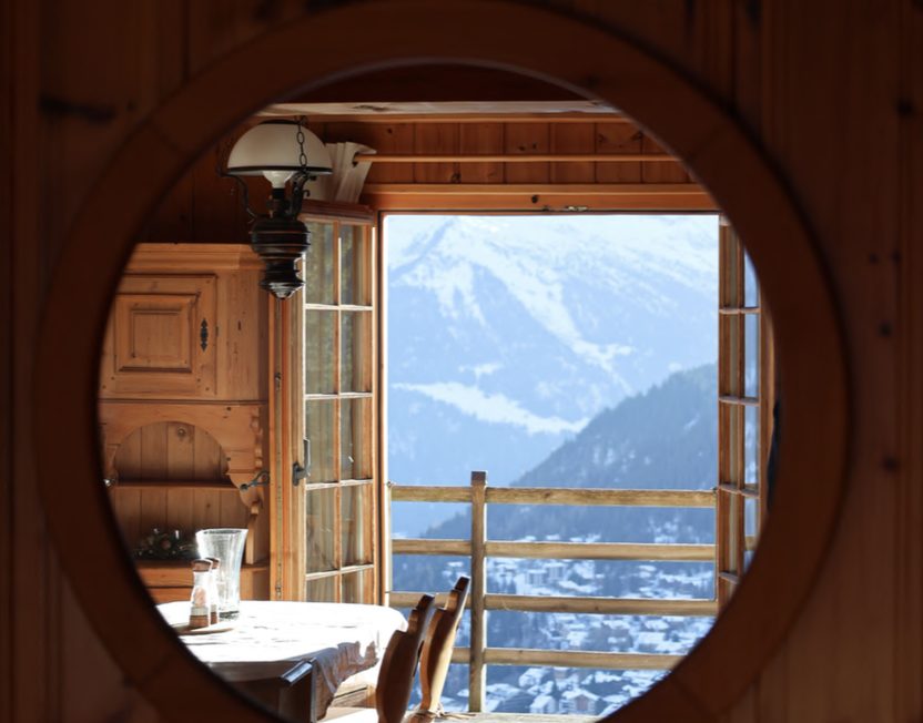 Holzinterieur mit Bergblick