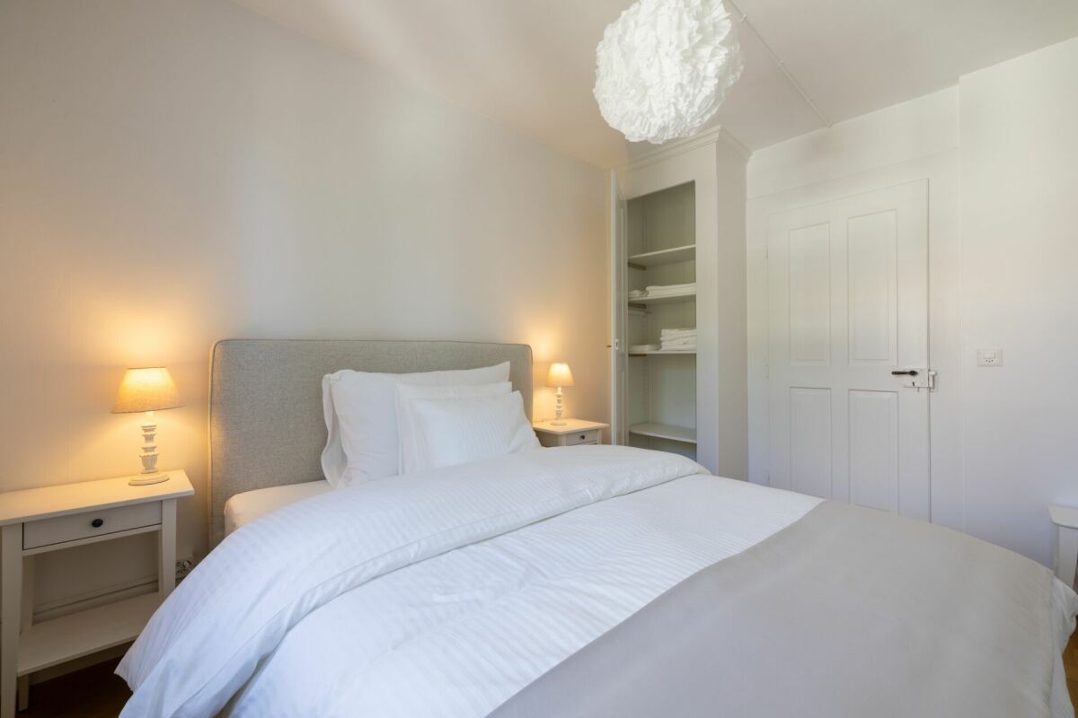 Helles Schlafzimmer mit Doppelbett