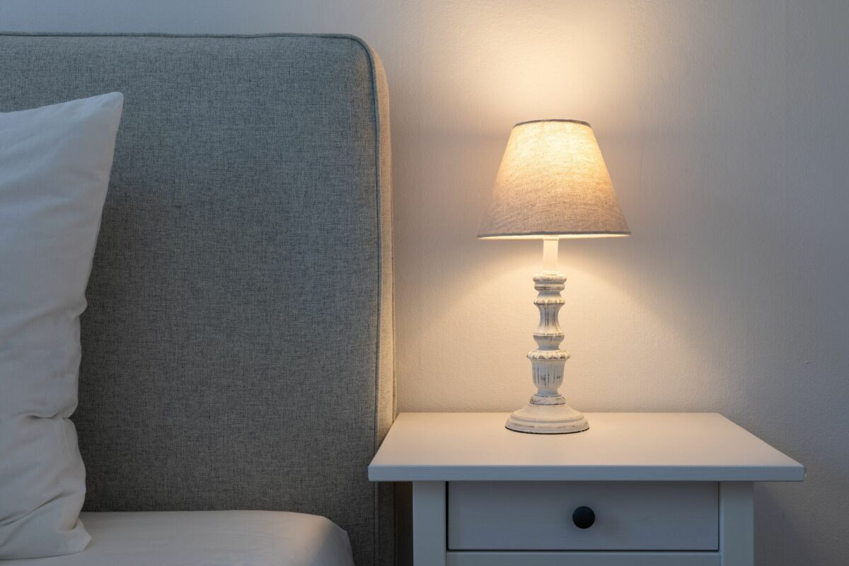 Schlafzimmer-Nachttisch mit Lampe