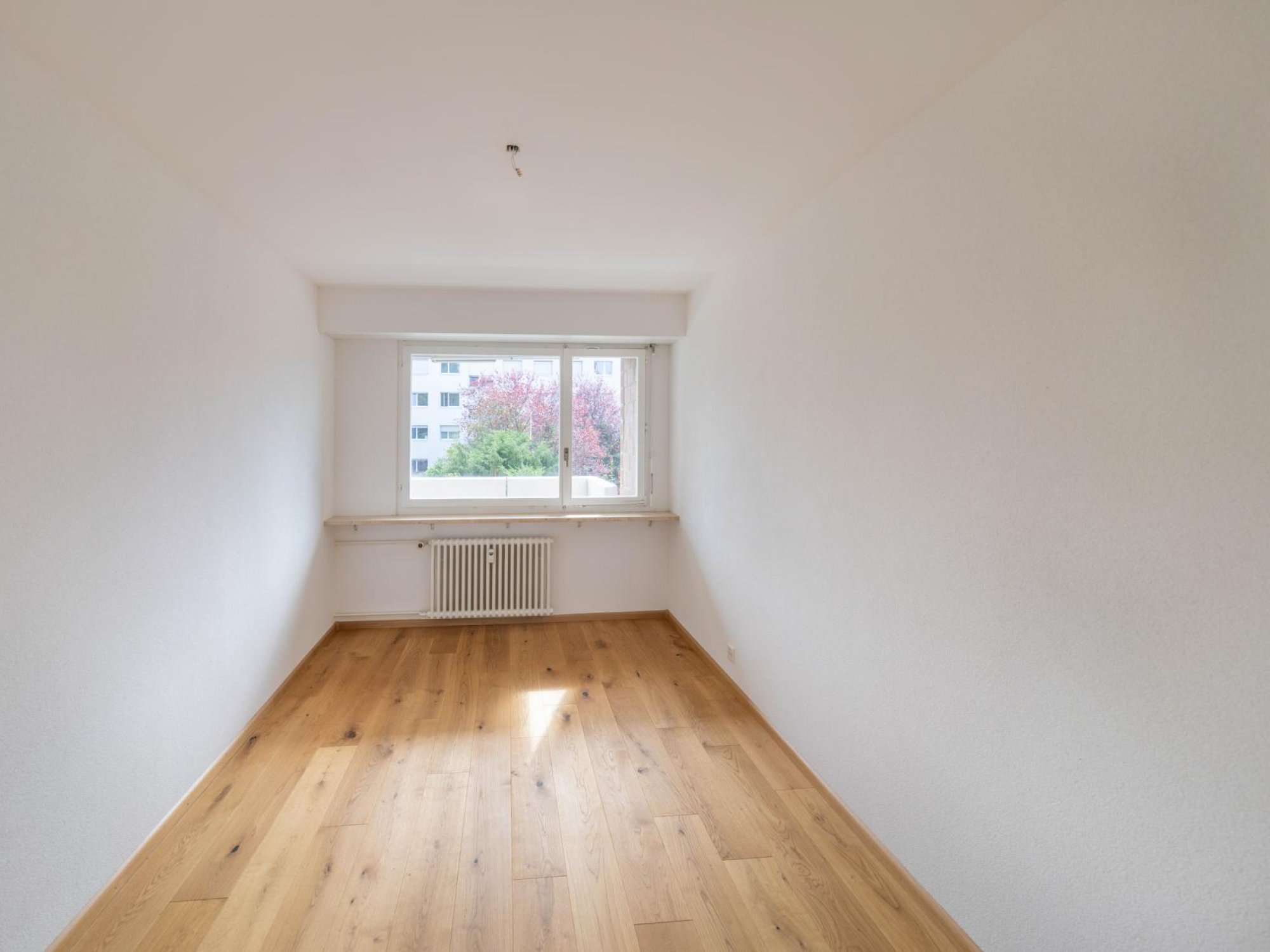 Leerer schmaler Raum mit Fenster