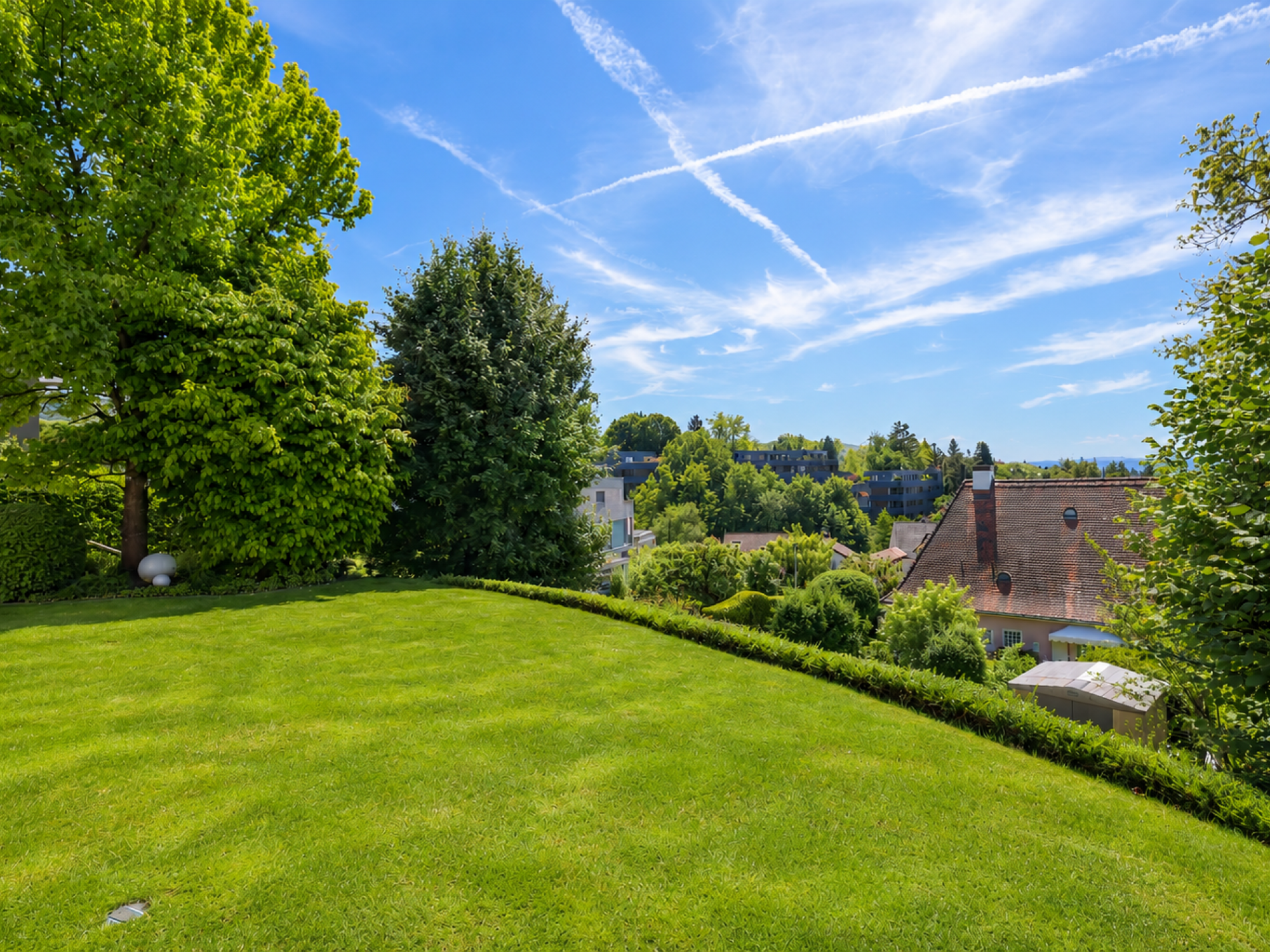 Grüne Gartenanlage mit Panoramablick