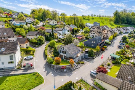 Luftaufnahme einer ruhigen Wohnsiedlung