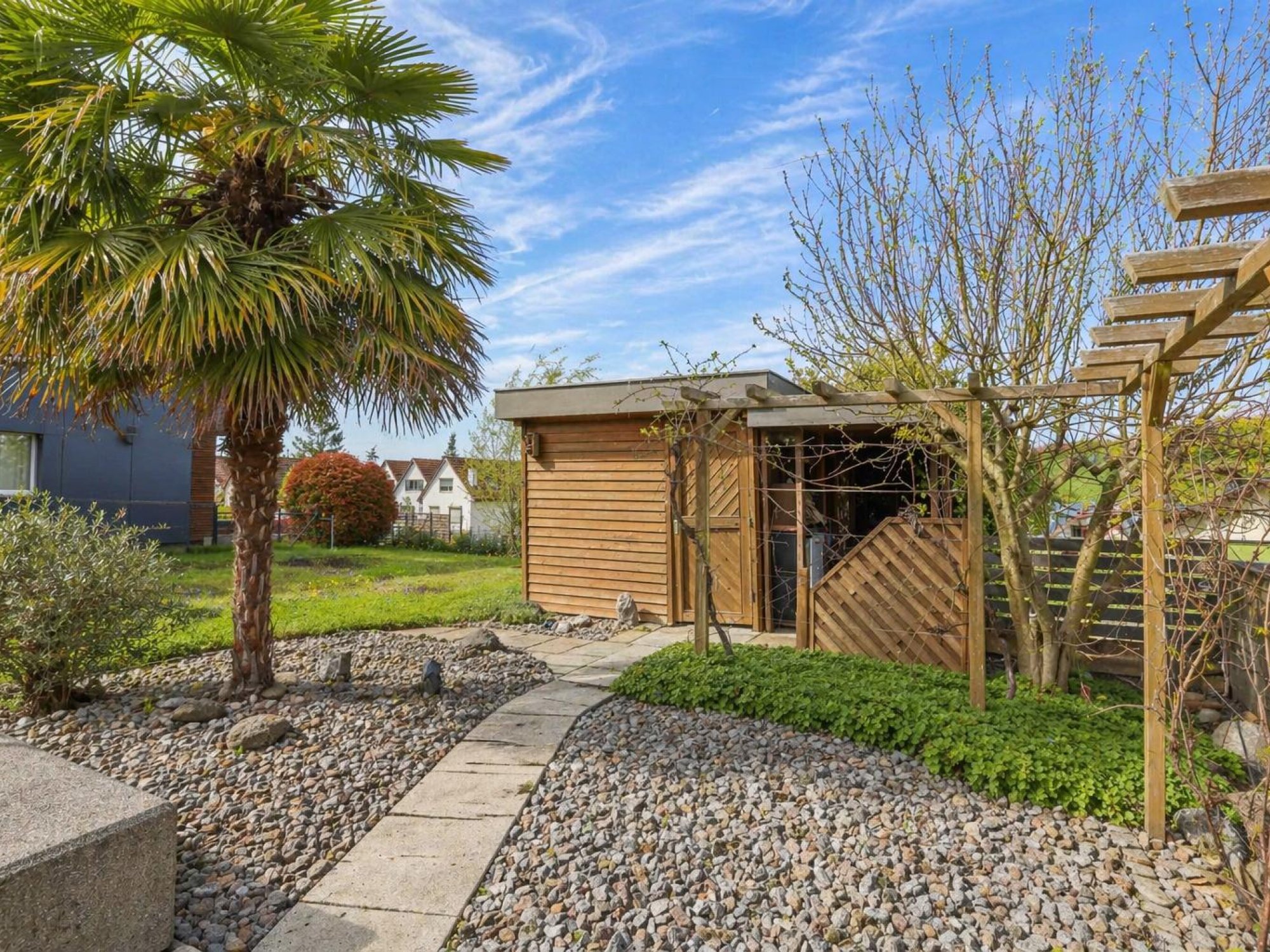 Garten mit Holzpavillon