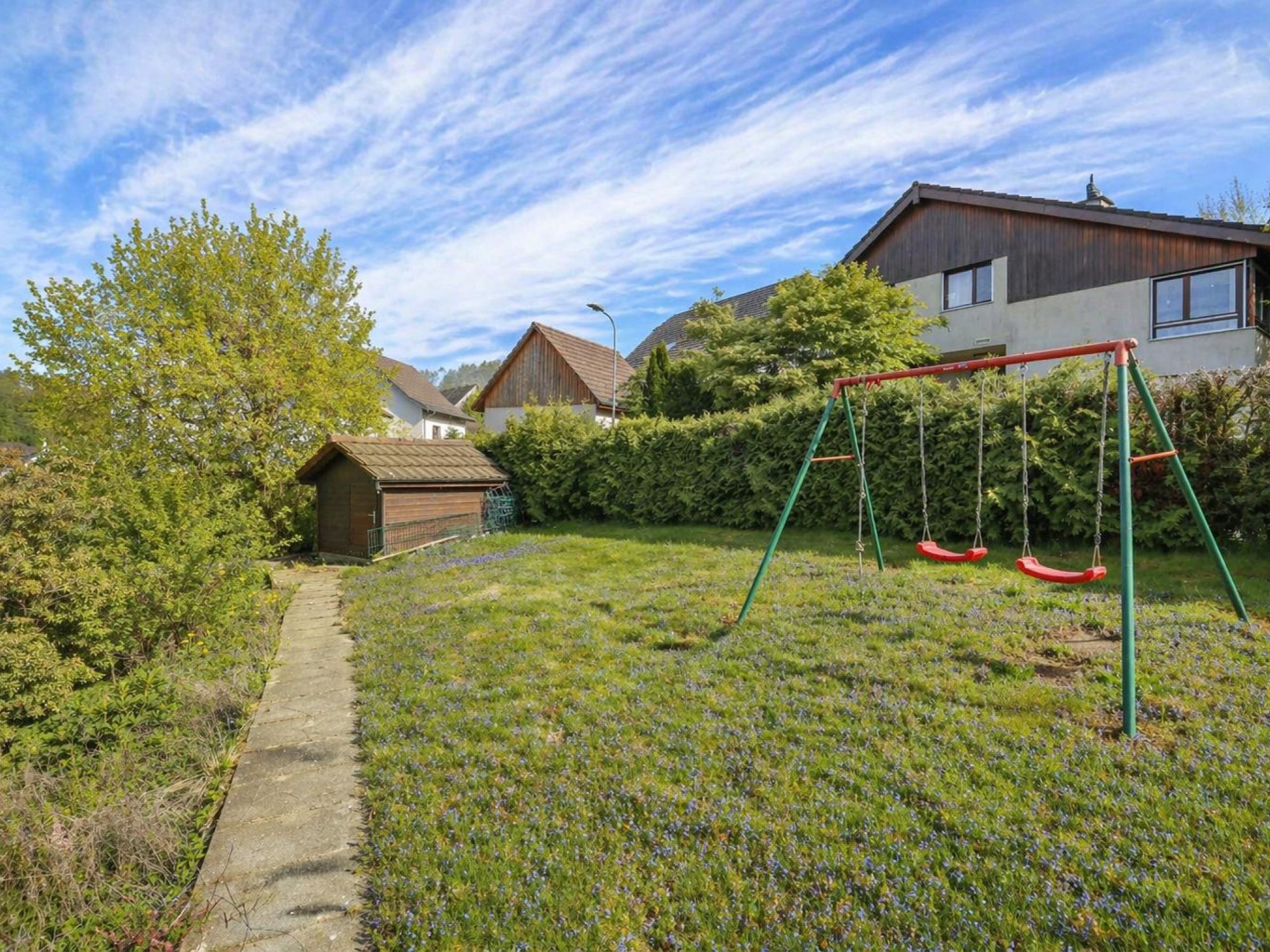 Garten mit Schaukel und Geräteschuppen