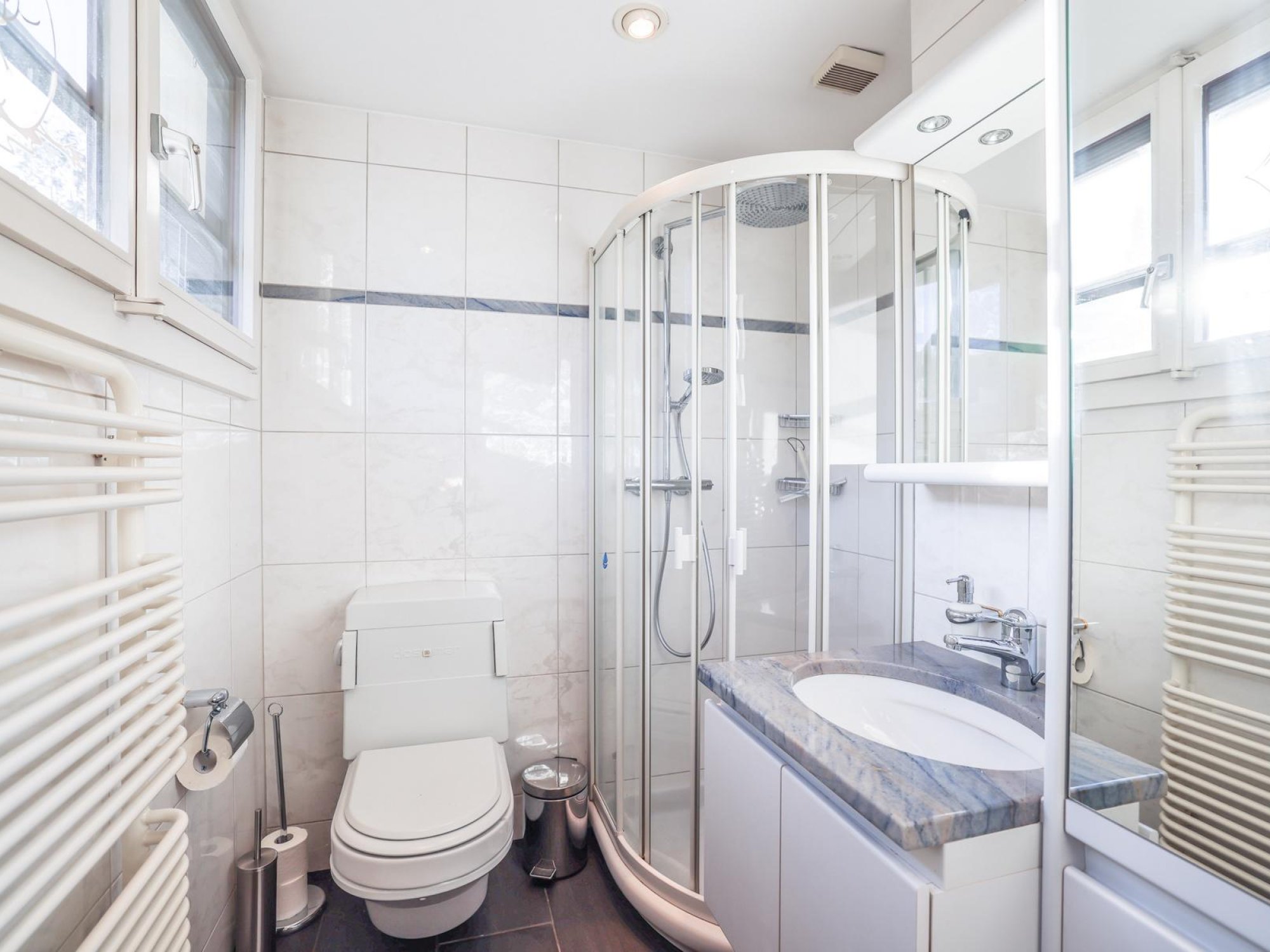 Kompaktes, helles Badezimmer mit Dusche und WC