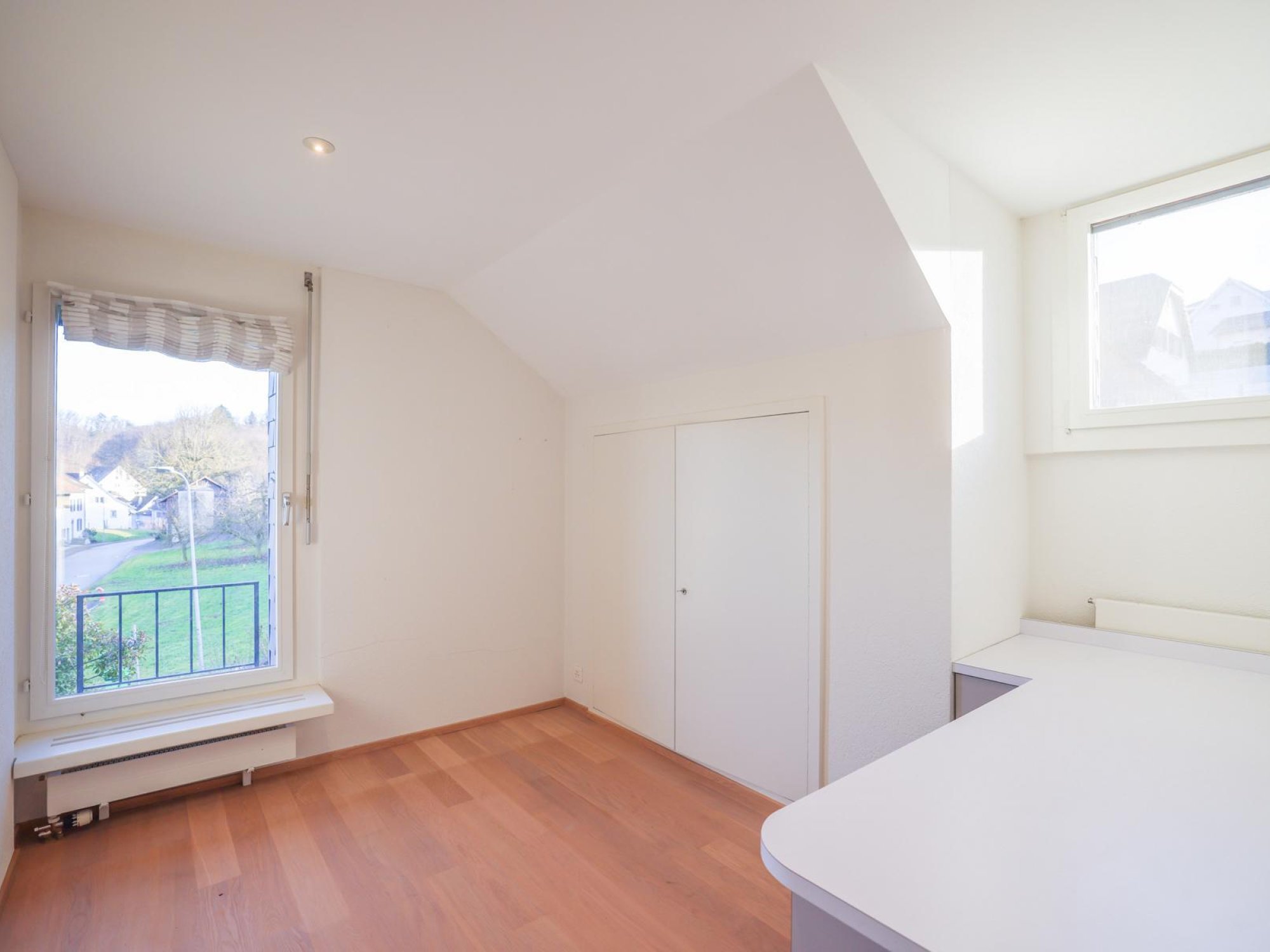 Helles Dachgeschosszimmer mit weißem Ausbau
