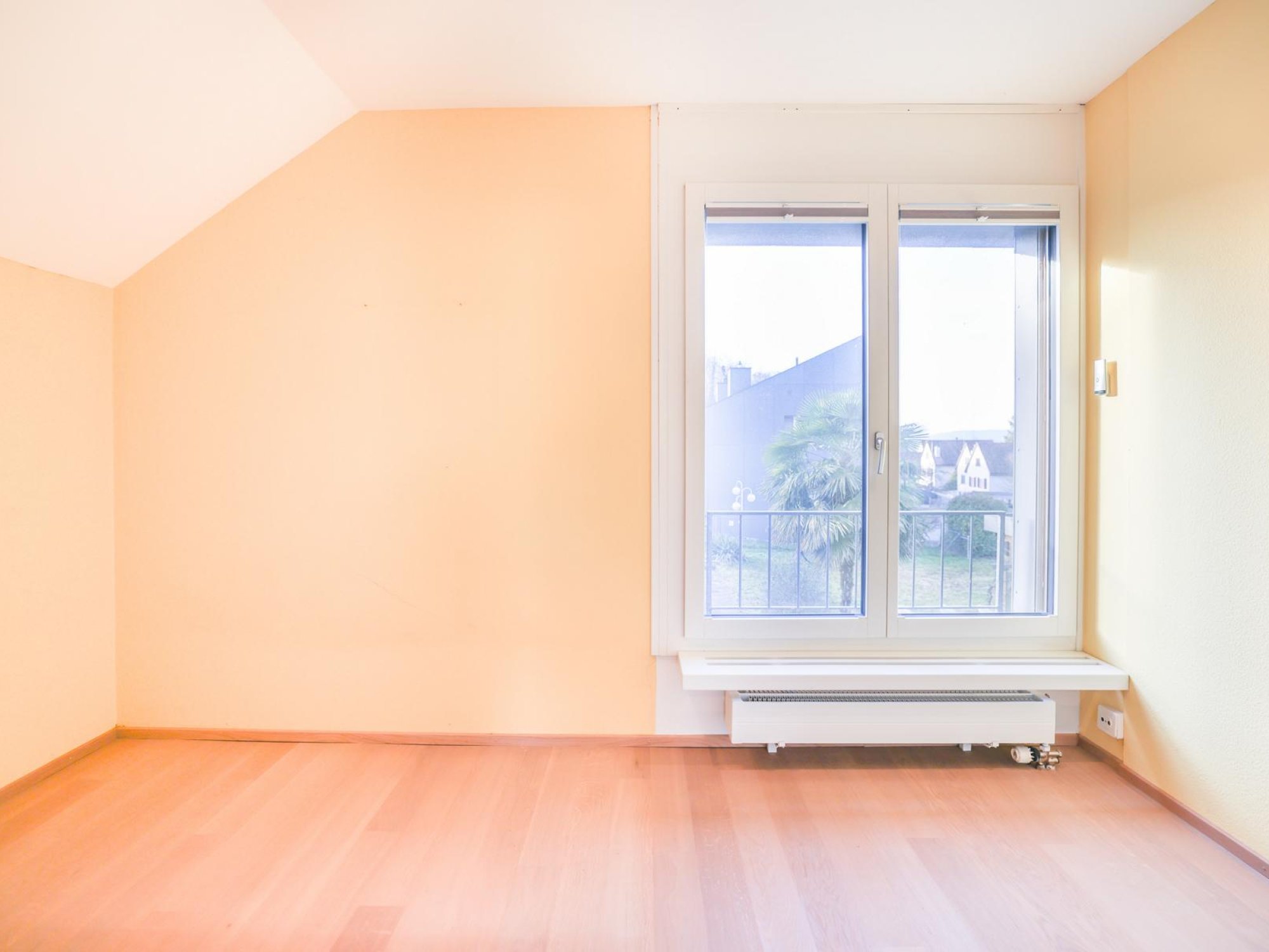 Leerer Dachraum mit Fenster