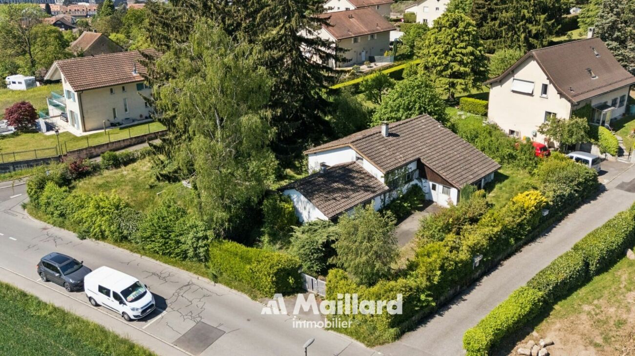 Luftaufnahme eines Wohnhauses mit Garten