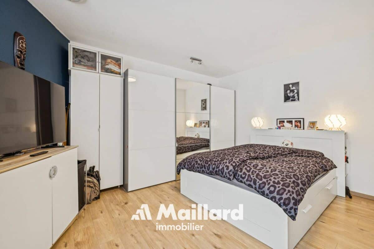 Helles Schlafzimmer mit Doppelbett und Stauraum
