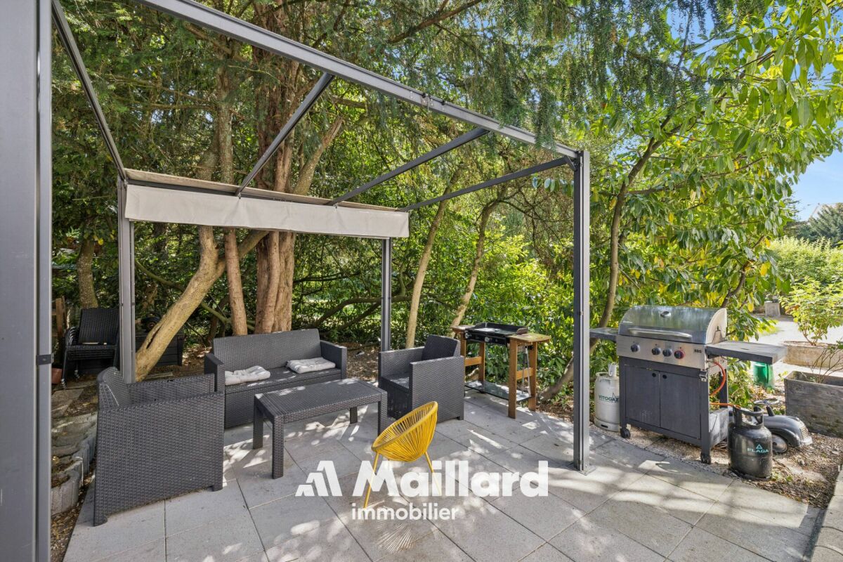 Terrasse mit Grillplatz und Sitzgruppe