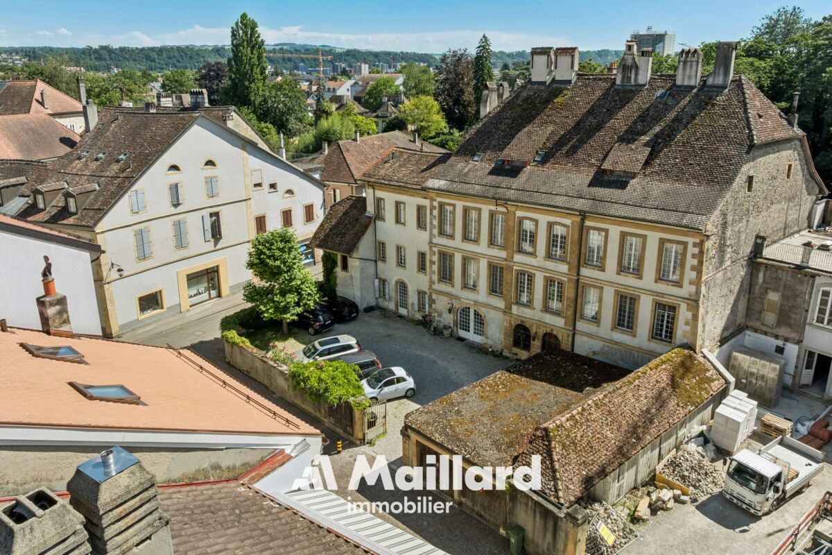 Historischer Innenhof mit Dachlandschaft