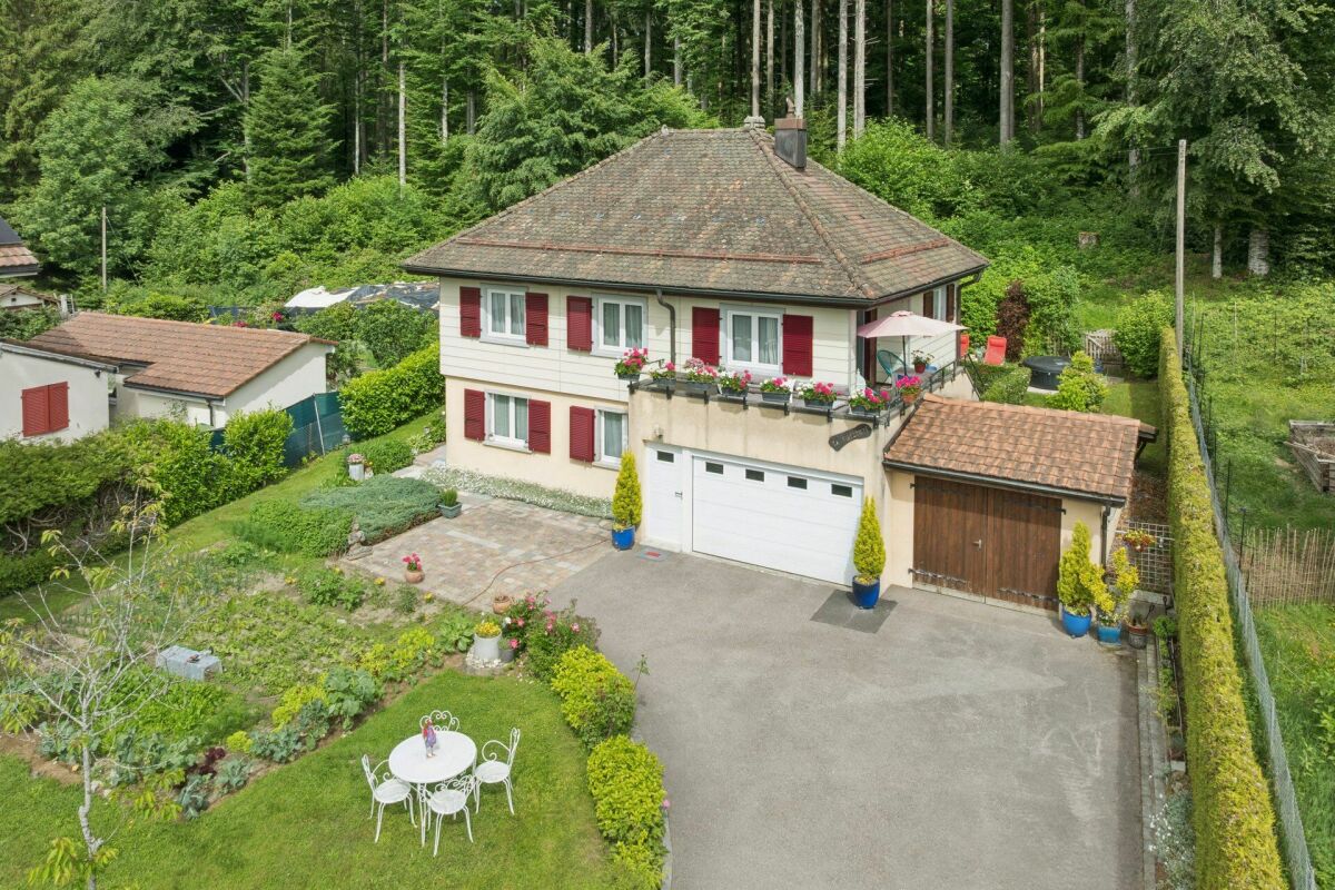 Haus mit Garten in bewaldeter Lage