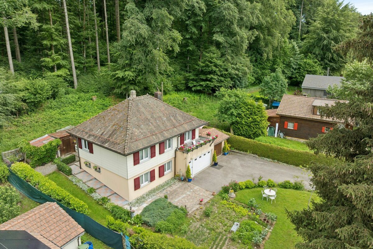 Luftaufnahme eines Hauses mit großem Garten