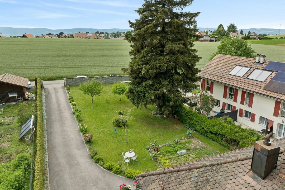 Ländliche Wohnimmobilie mit Garten und Feldblick