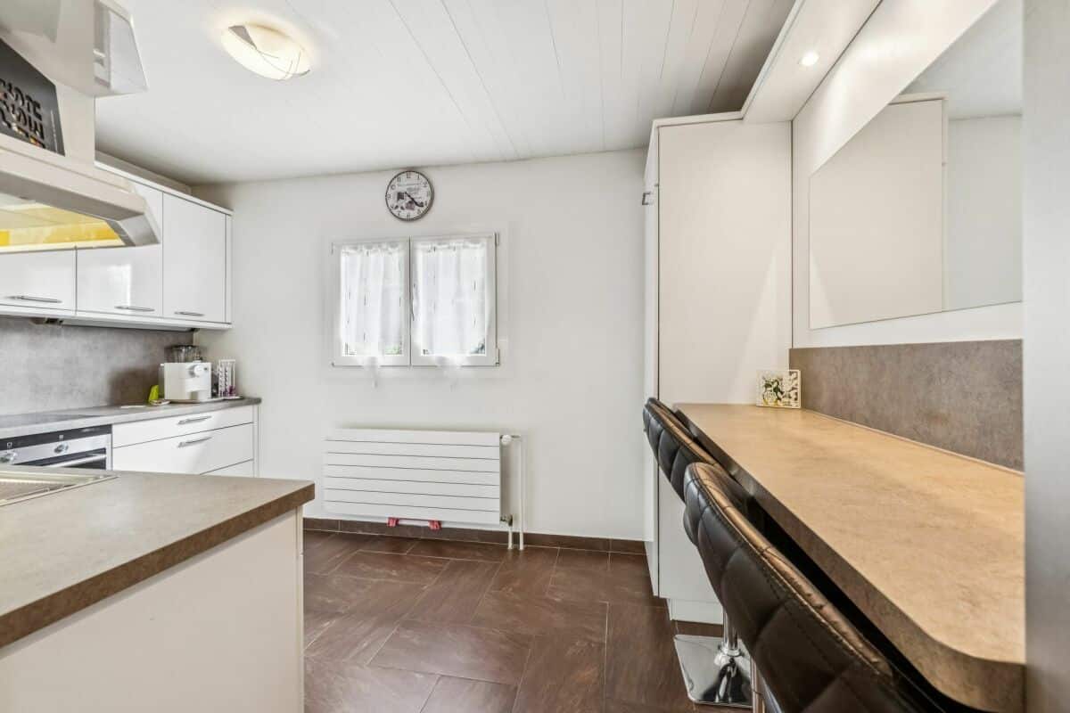 Helle, moderne Küche mit Frühstückstresen