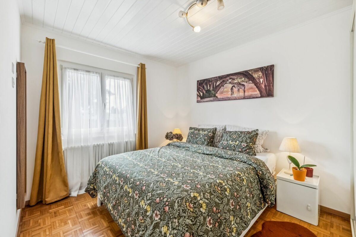 Gemütliches Schlafzimmer mit Blumenbettwäsche