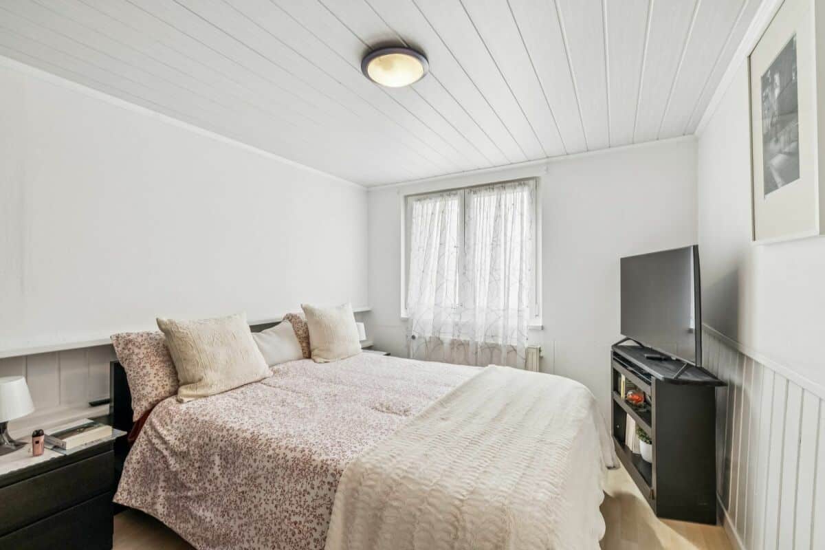 Helles Schlafzimmer mit Doppelbett