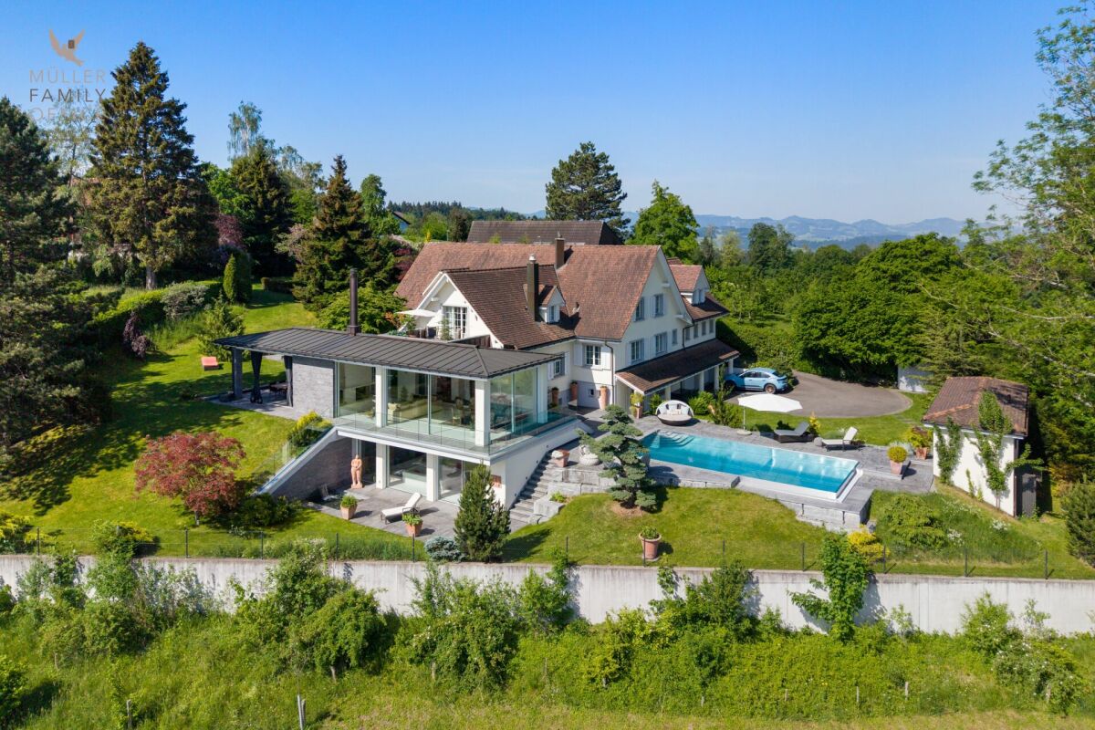 Luxusvilla mit Pool und großzügigem Garten