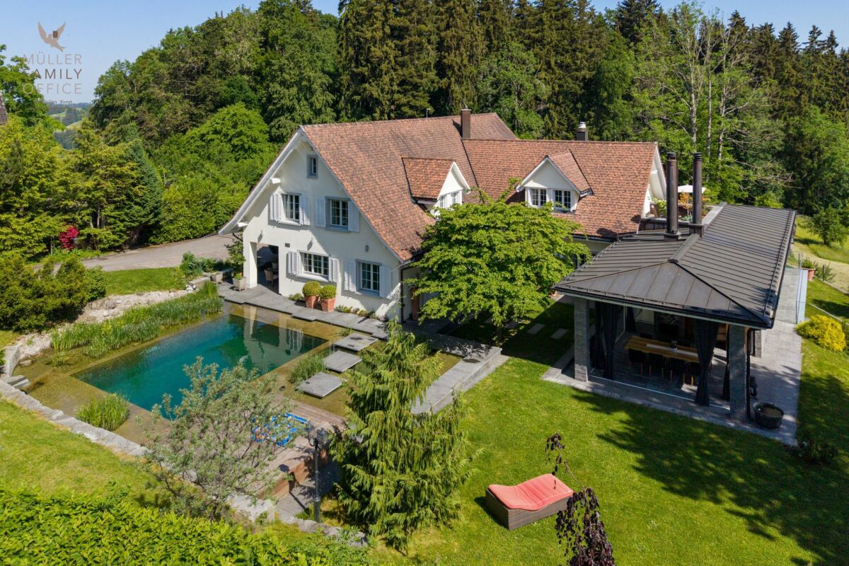 Luftaufnahme eines gepflegten Anwesens mit Pool und Gartenpavillon