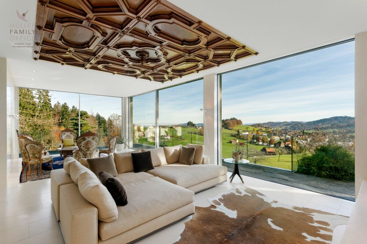 Großzügiges Wohnzimmer mit Panoramablick