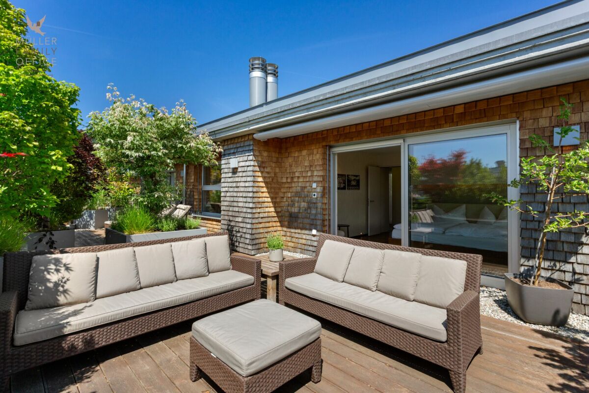 Dachterrasse mit Gartenmöbeln