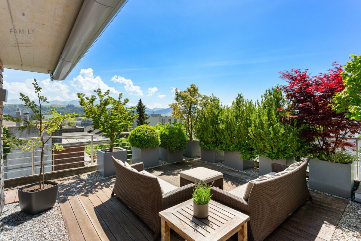 Dachterrasse mit Sitzlounge und Pflanzen