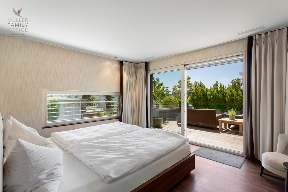 Helles Schlafzimmer mit Terrasse
