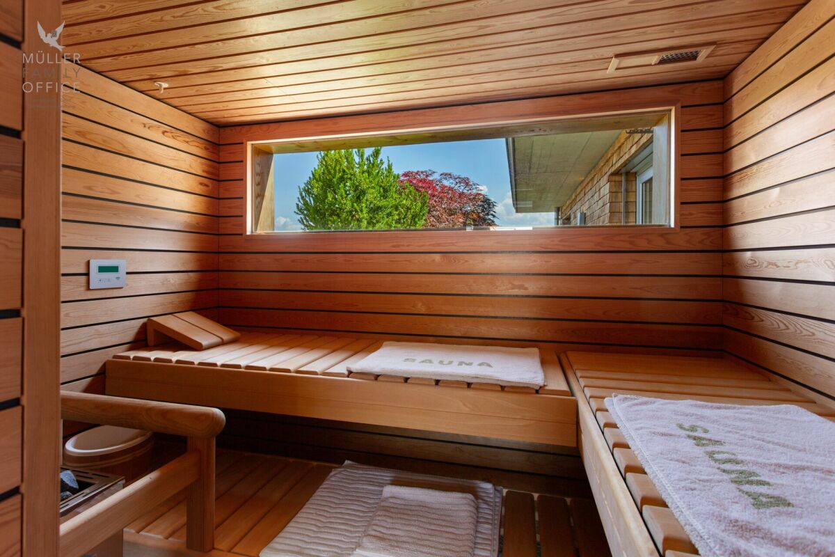 Sauna-Innenraum mit Fenster