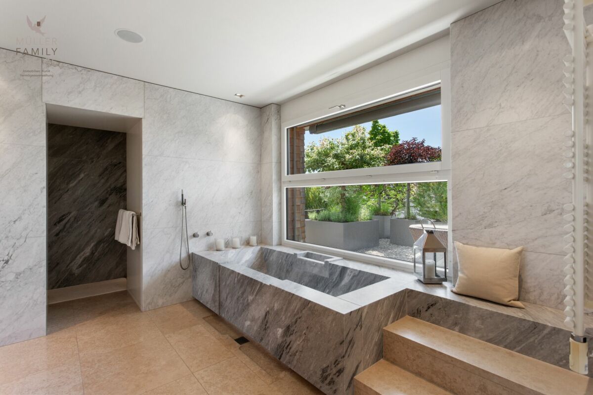 Luxuriöses Badezimmer mit Marmoroptik