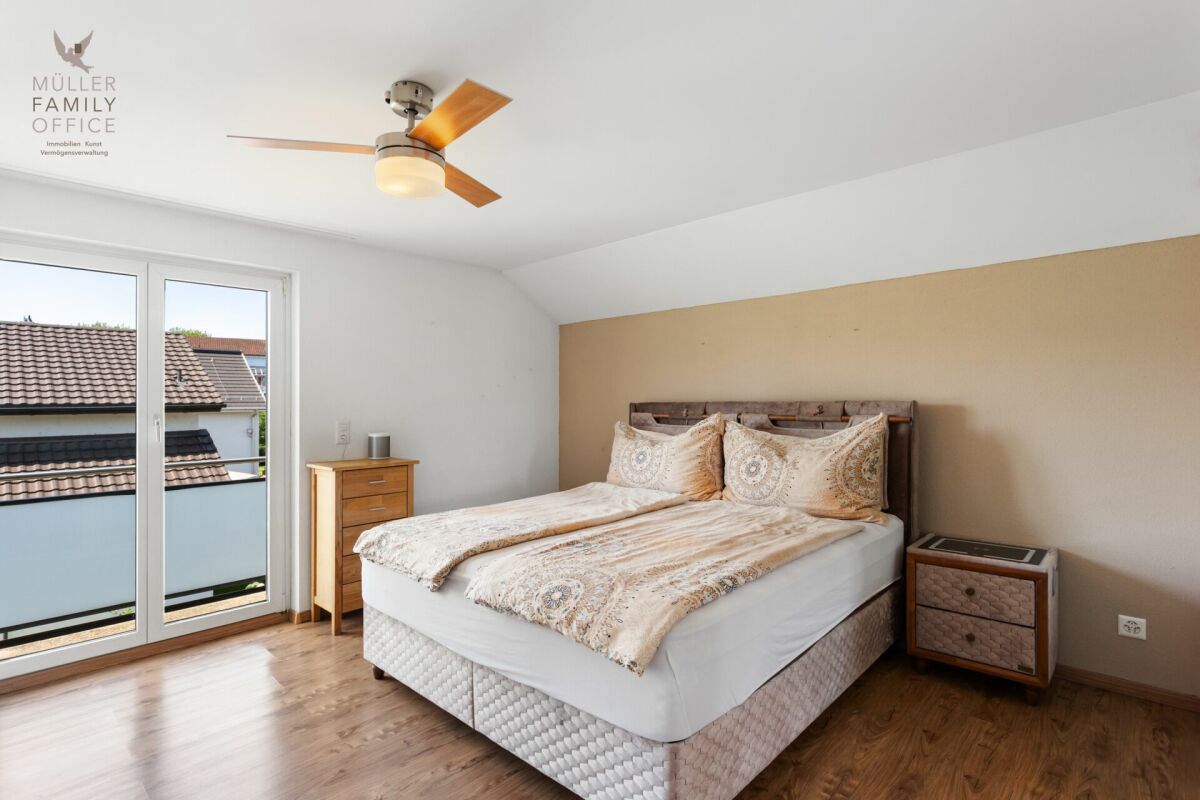 Helles Schlafzimmer mit Balkonzugang