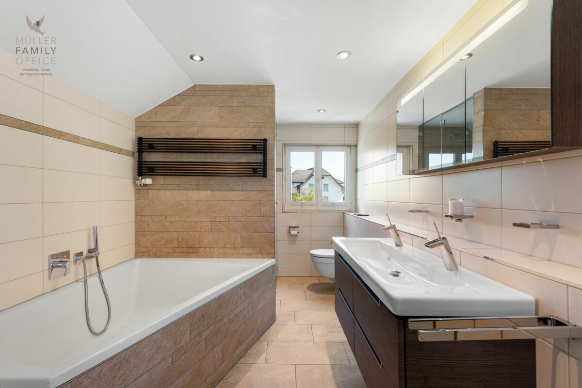 Modernes Badezimmer mit Wanne, Waschtisch und WC
