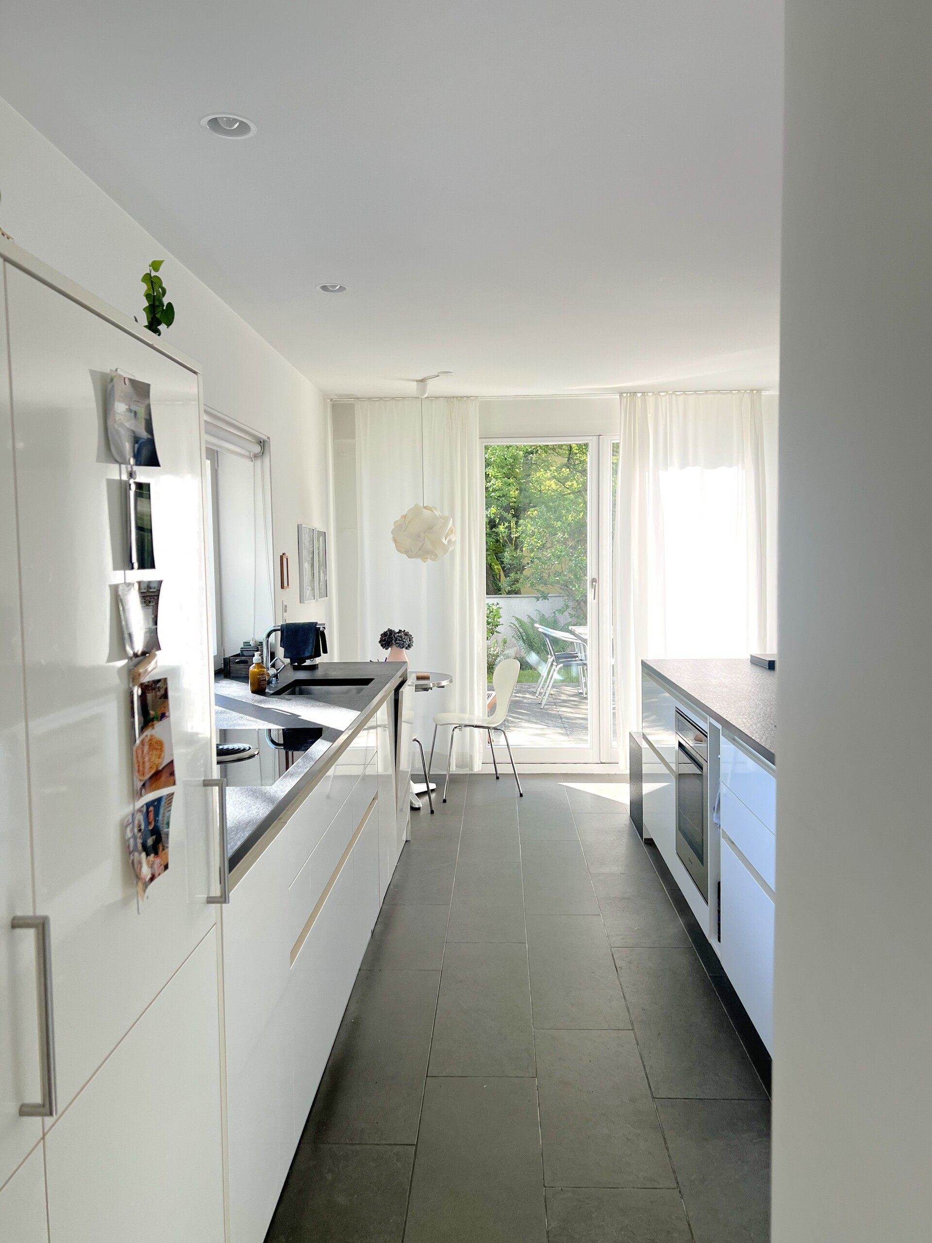 Moderne Küche mit Zugang zum Garten