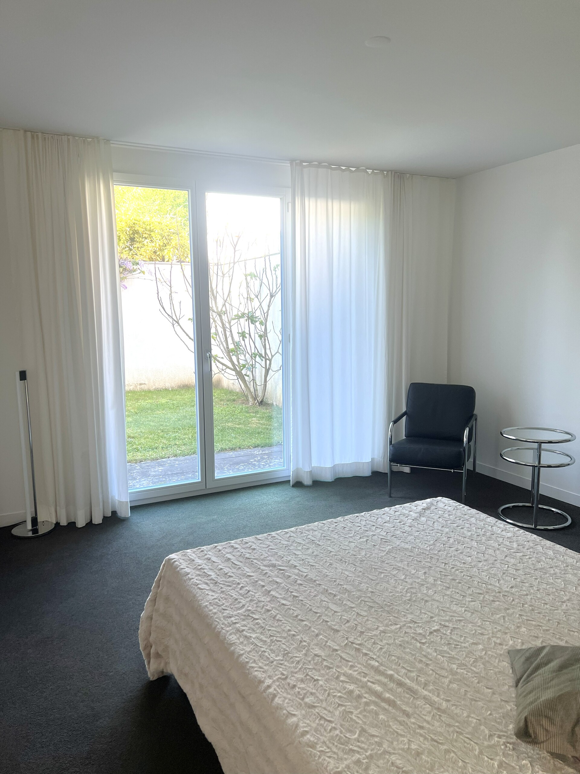 Helles Schlafzimmer mit Terrassentür