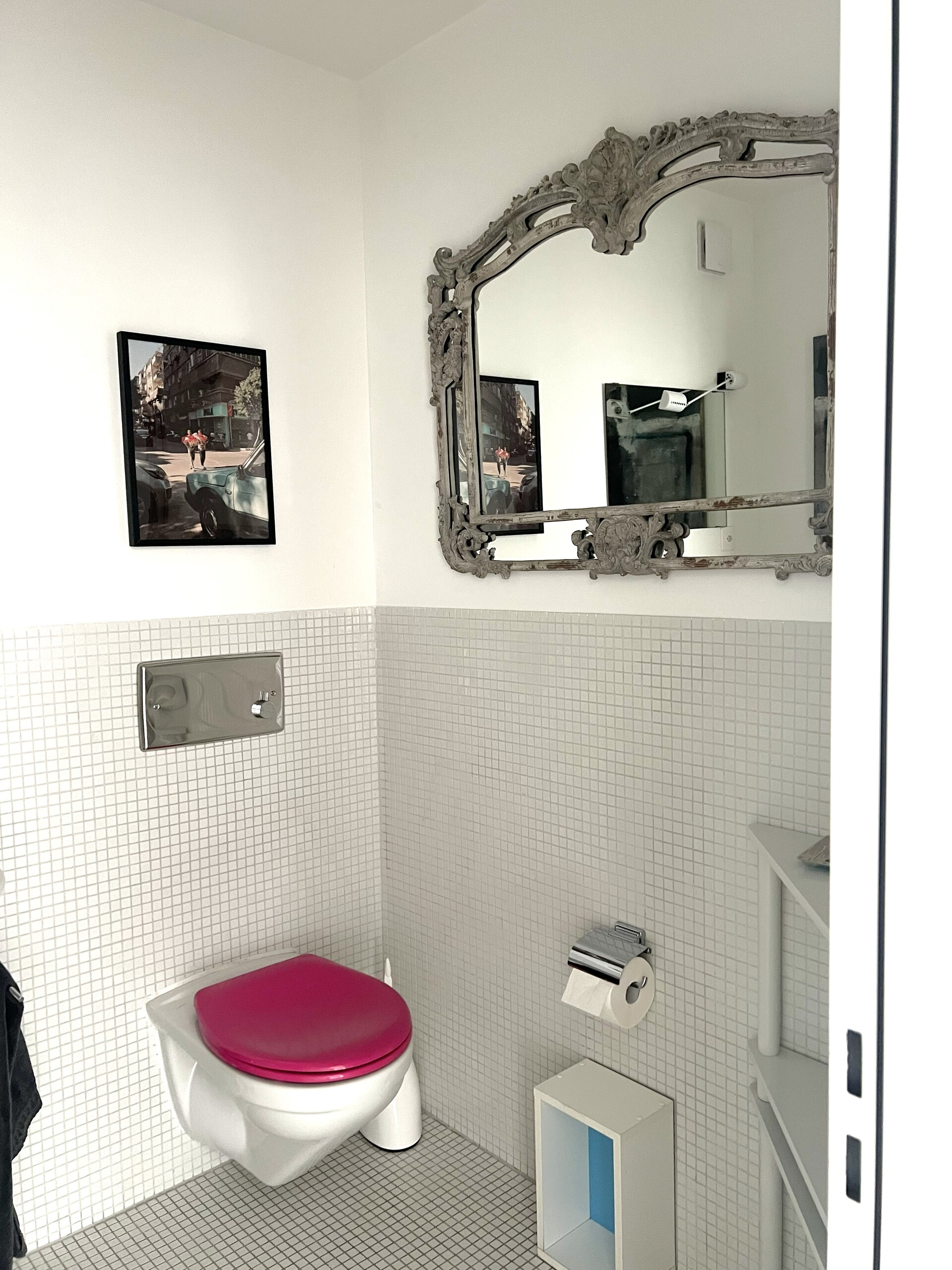 Modernes Gäste-WC mit auffälligem Spiegel
