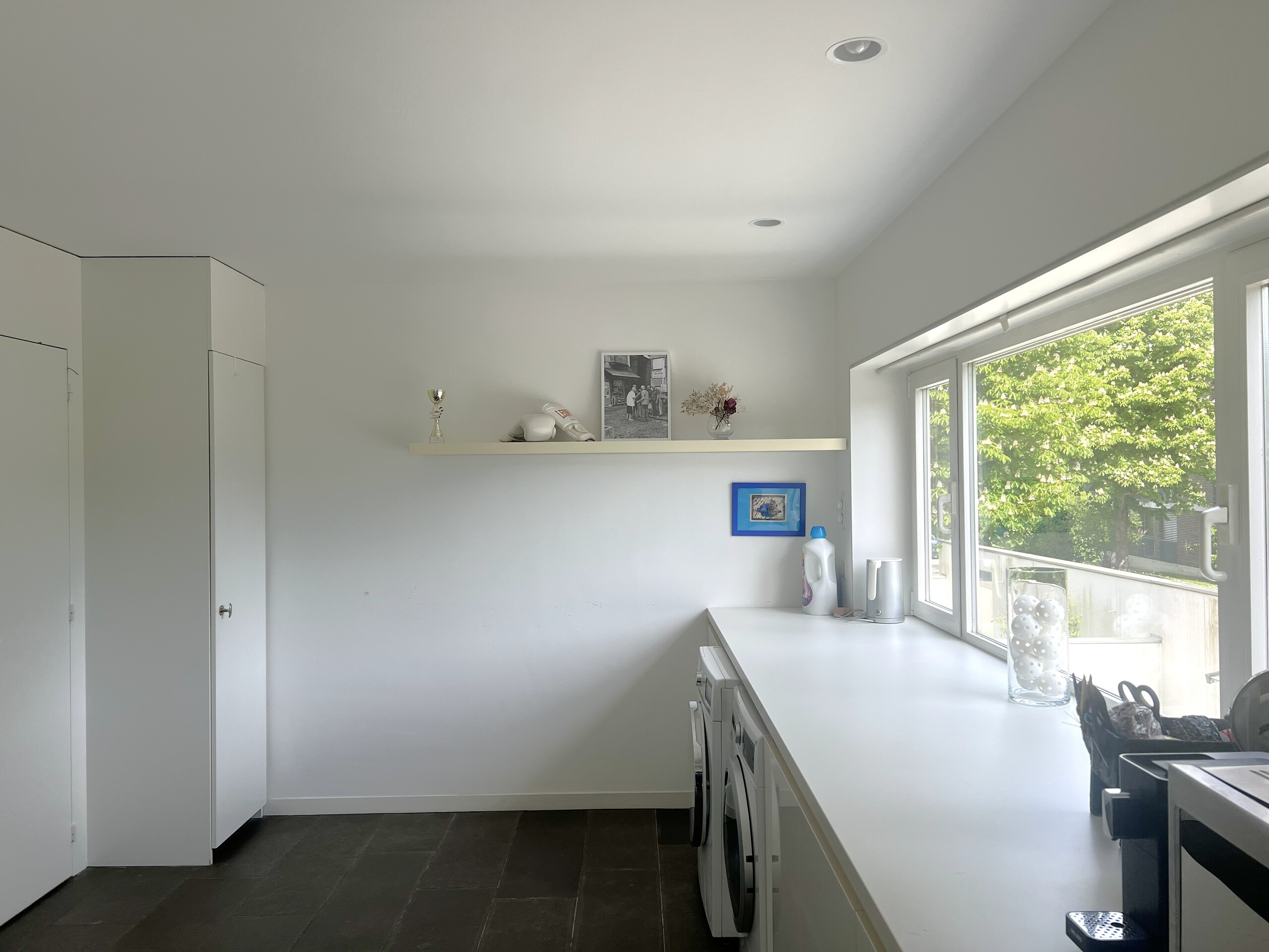 Moderne Küche mit heller Arbeitsfläche und Fensterblick