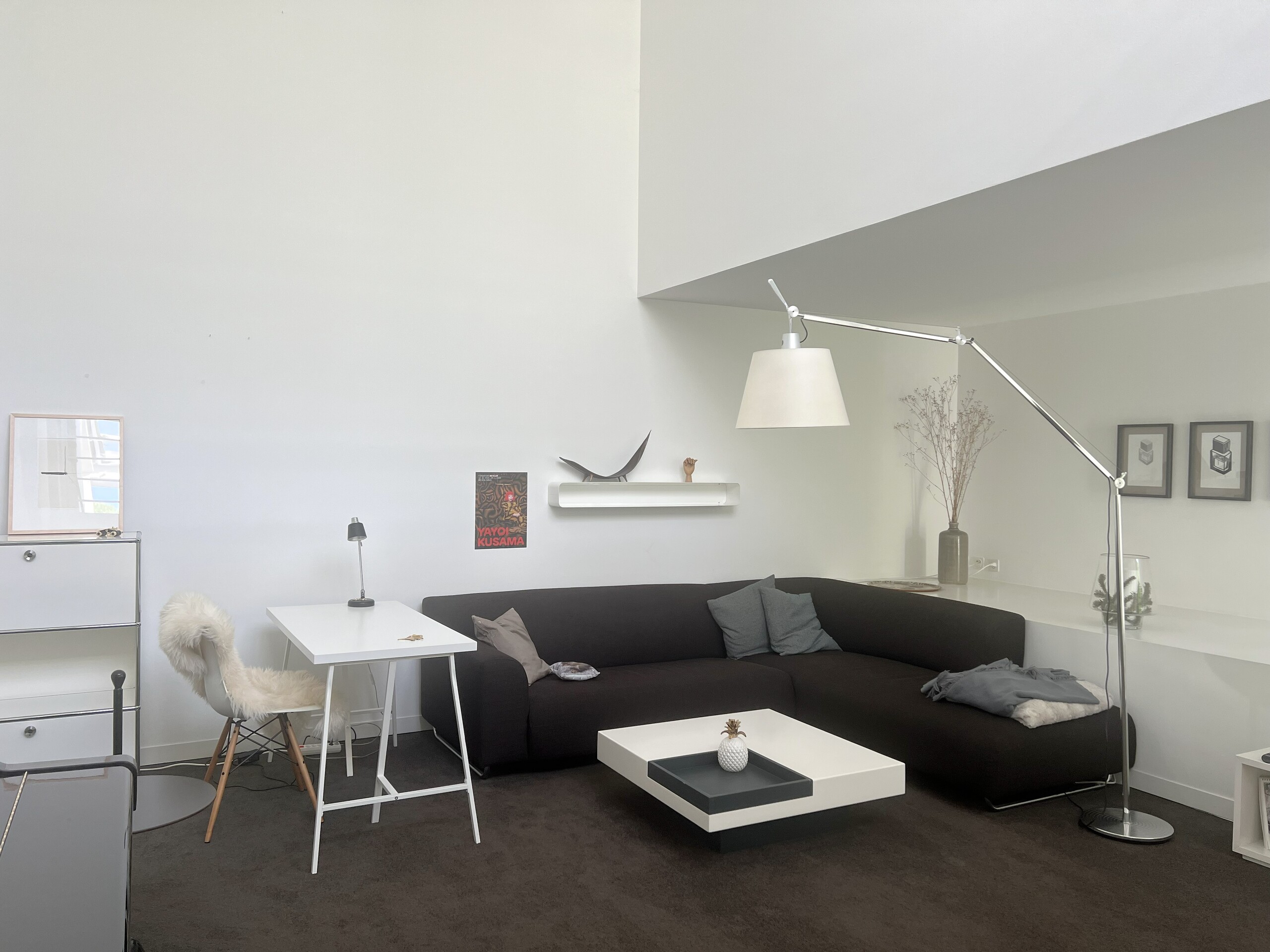 Modernes Wohnzimmer mit offener Galerie