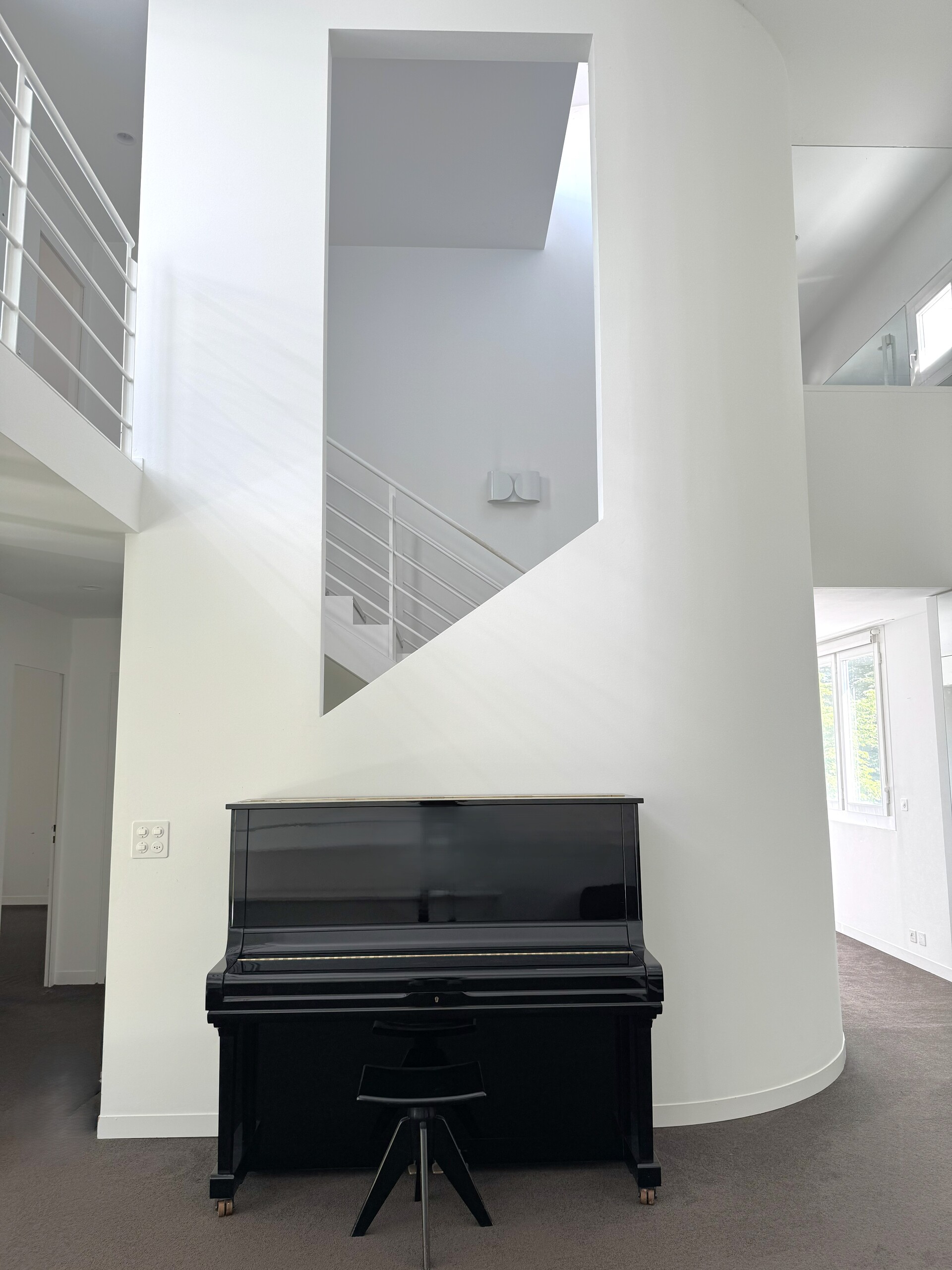 Helles, minimalistisches Atrium mit Klavier