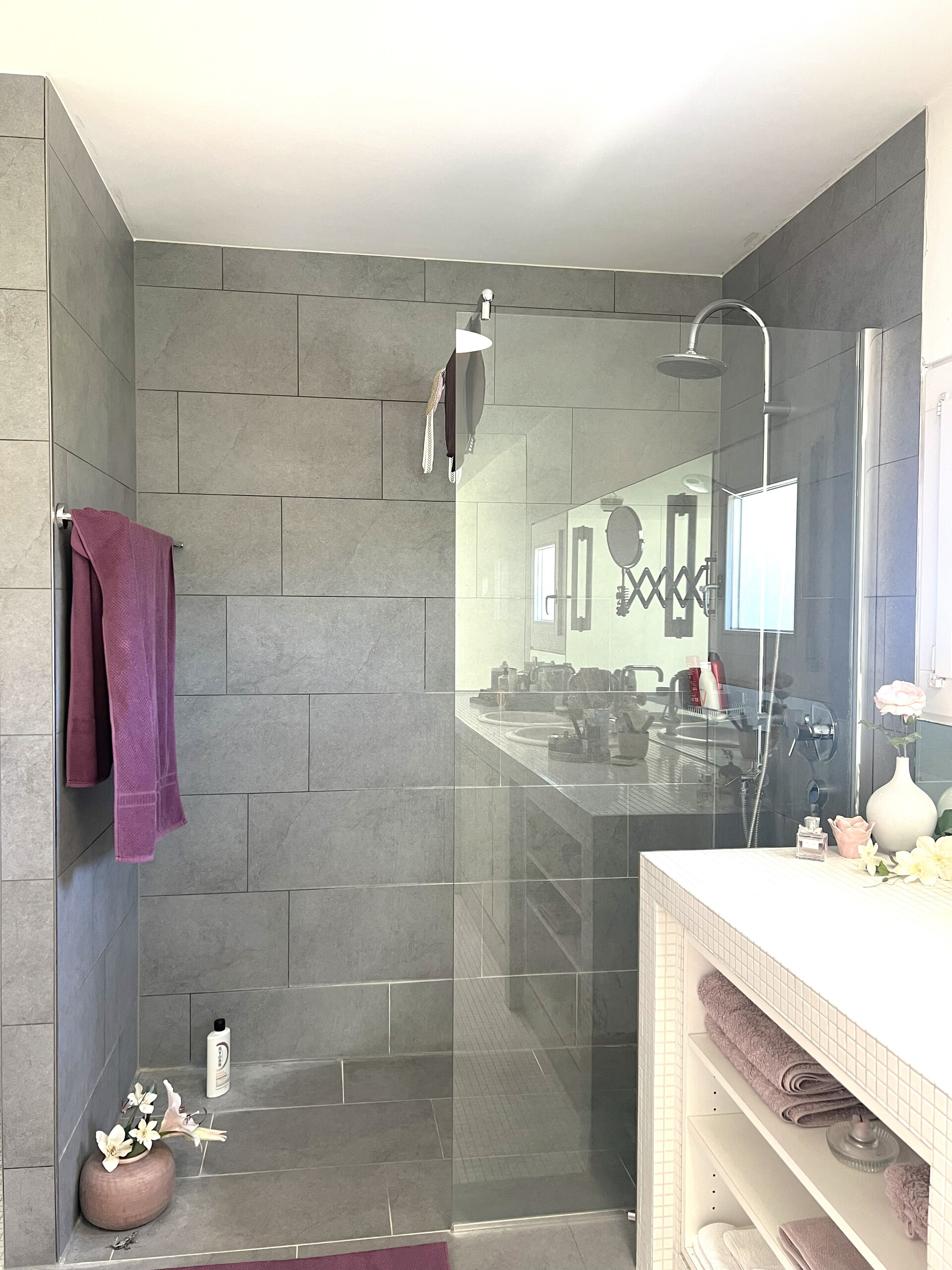 Moderne Dusche mit Glasabtrennung
