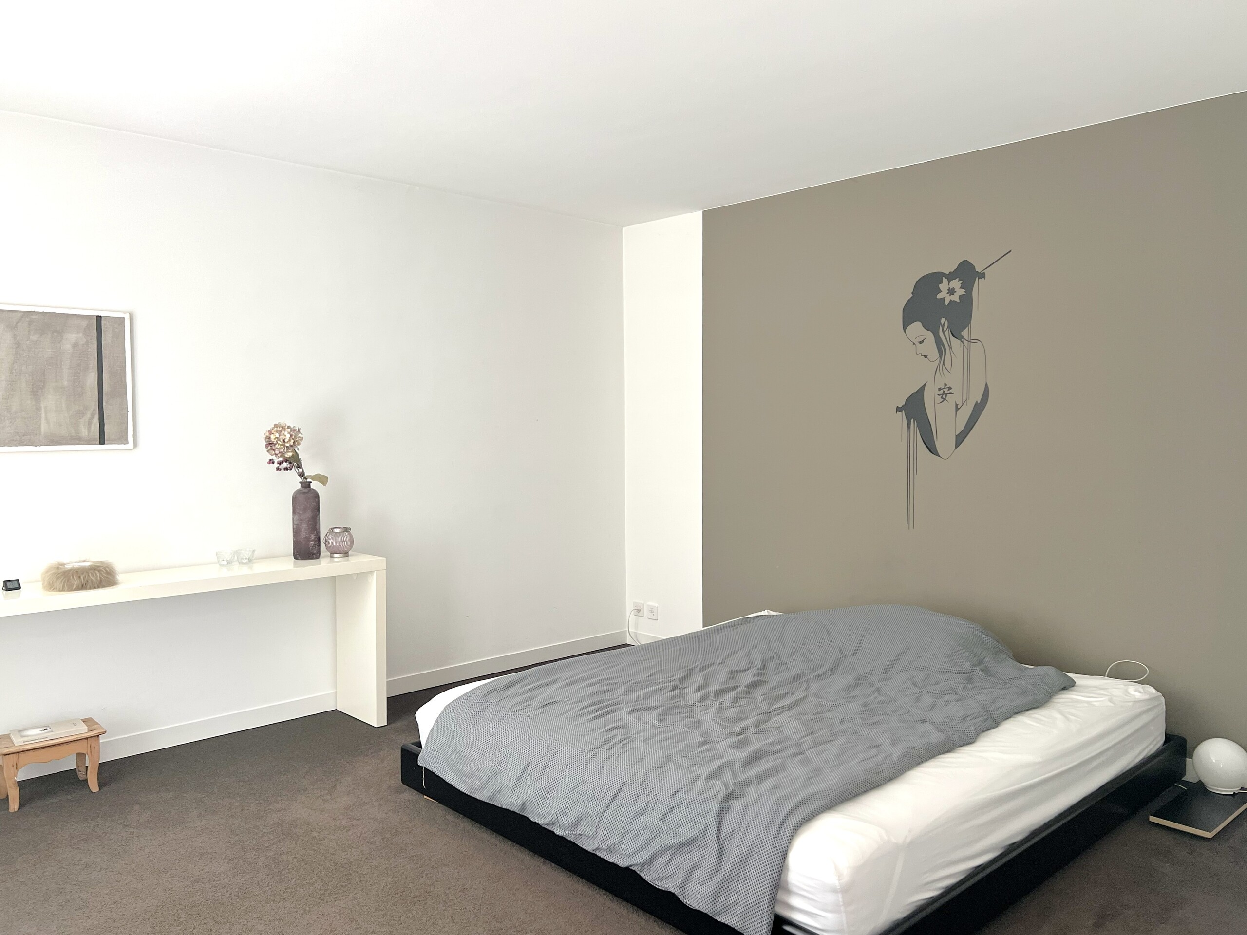 Minimalistisch eingerichtetes Schlafzimmer