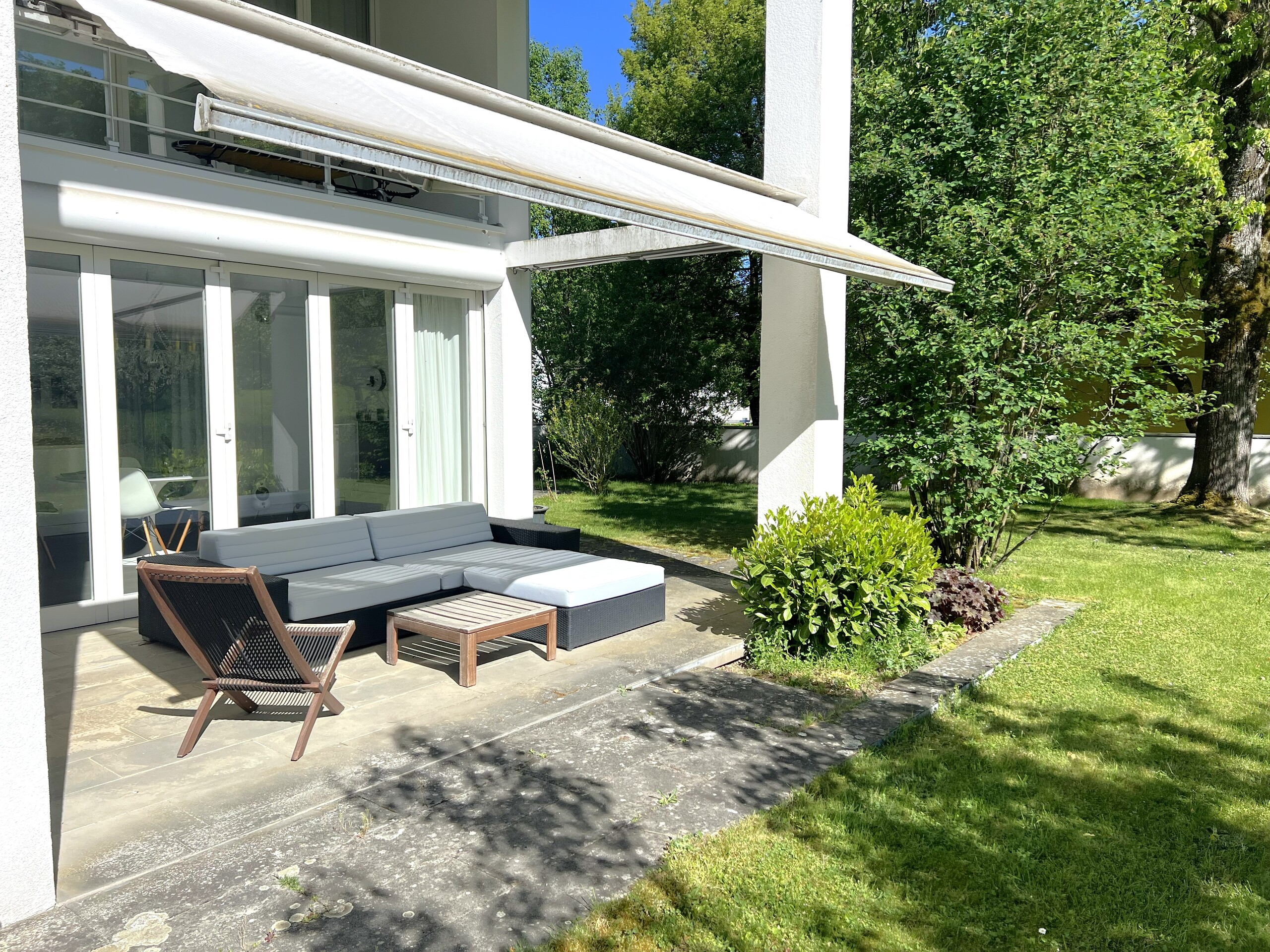 Terrasse mit Loungemöbeln am Haus