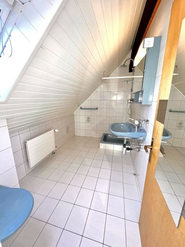 Kleines Badezimmer unter der Dachschräge