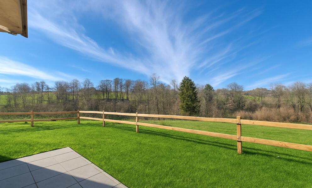 Garten mit Weidezaun und weitem Grünblick
