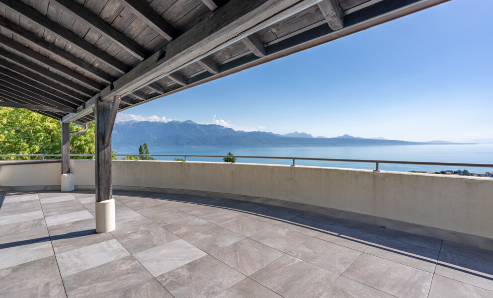 Überdachte Terrasse mit Seeblick