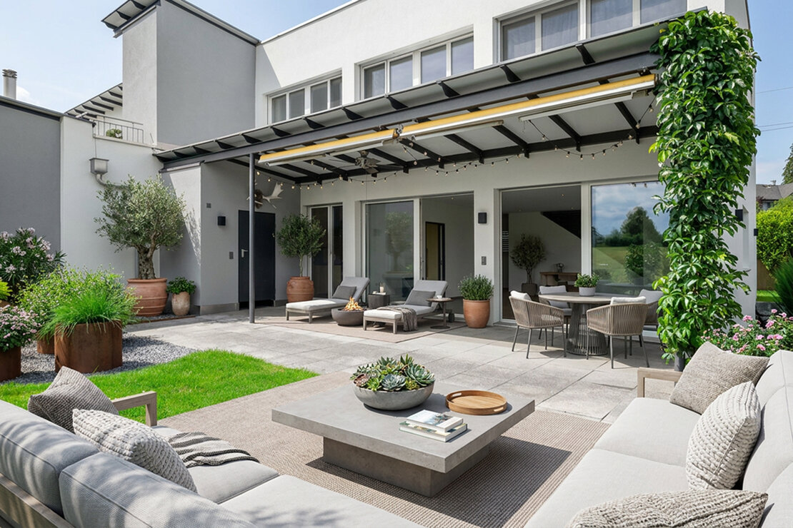 Moderne Terrasse mit überdachtem Sitz- und Essbereich