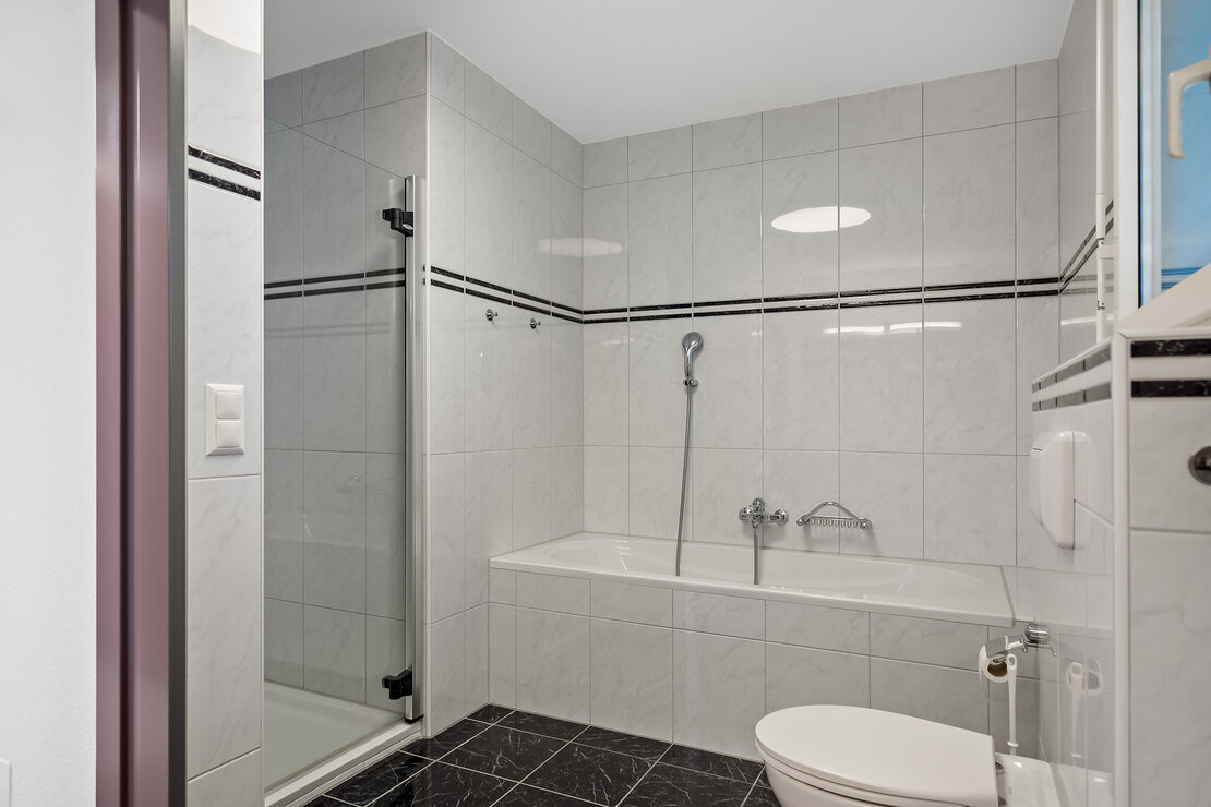 Modernes Badezimmer mit Wanne und Dusche