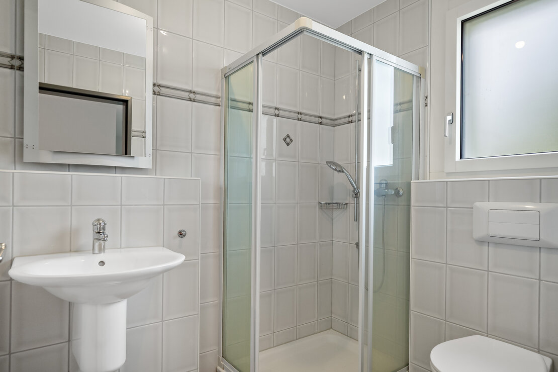 Modernes Badezimmer mit Duschkabine und Fenster