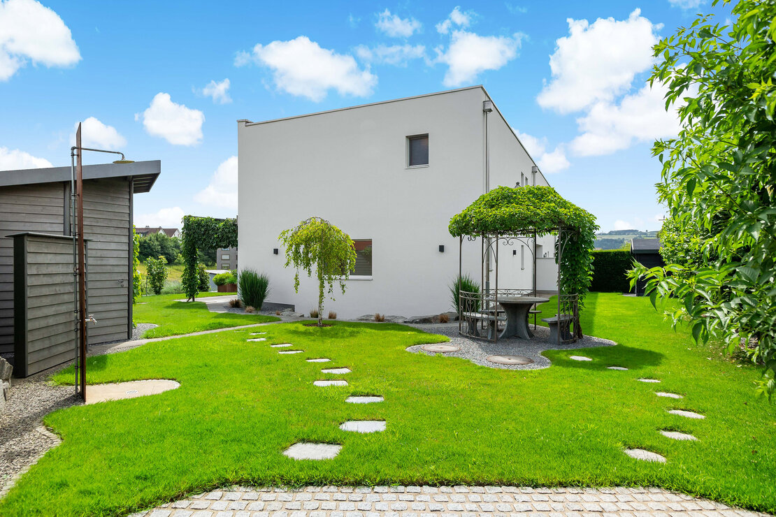 Moderner Garten mit Pavillon und Nebengebäude